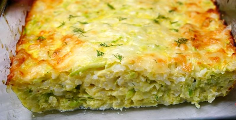 Покоряющая сердца запеканка: Рис и кабачок под нежной сырной корочкой