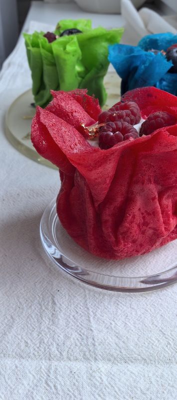 Детская акварель на тарелке: блинные пирожные, которые превращают десерт в праздник