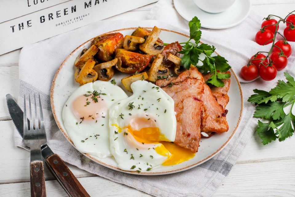 Идеальный завтрак для настоящих детективов: яичница с ветчиной и шампиньонами