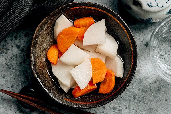 Кисло-сладкий дайкон: маринованная закуска для праздничного стола