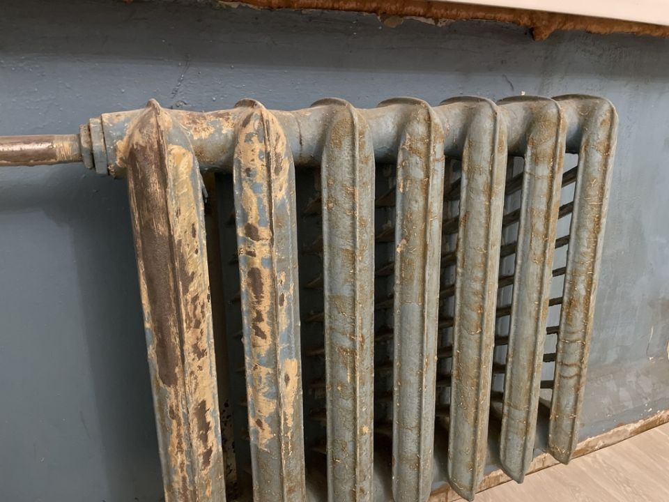 Кто отвечает за ржавые радиаторы: выясняем детали